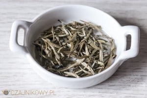Herbata biała Yin Zhen parzona na zimno i klasycznie