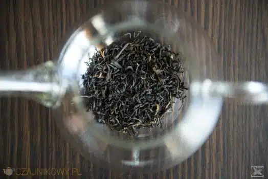 Liście herbaty Assam Hattialli w czajniku