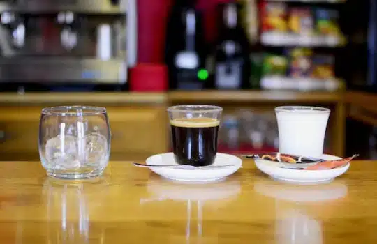 Cafe solo con hielo oraz cafe descafeinado con leche