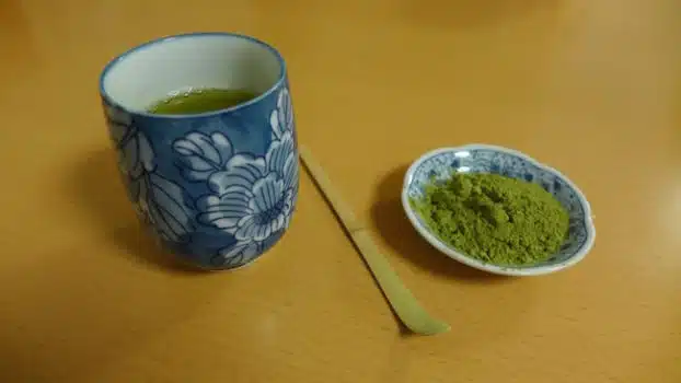 Mój domowy zestaw matchy: herbata w czarce, bambusowy patyczek, matcha na talerzyku
