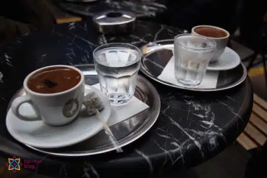 Herbata w Turcji: kawa w tureckiej kawiarni