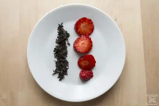 Jak dodać herbacie smaku? Czerwona herbata i truskawki