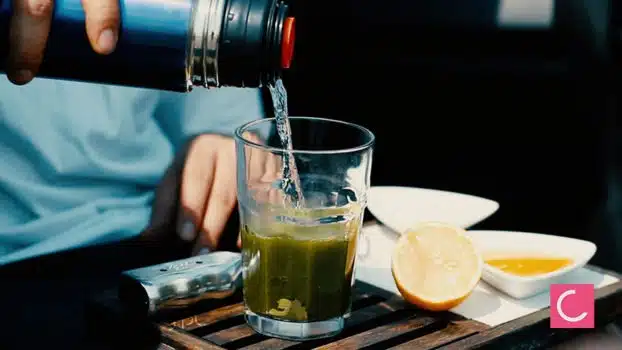 Jak zrobić samemu napój izotoniczny i napój energetyzujący, przepis: parzenie zielonej herbaty