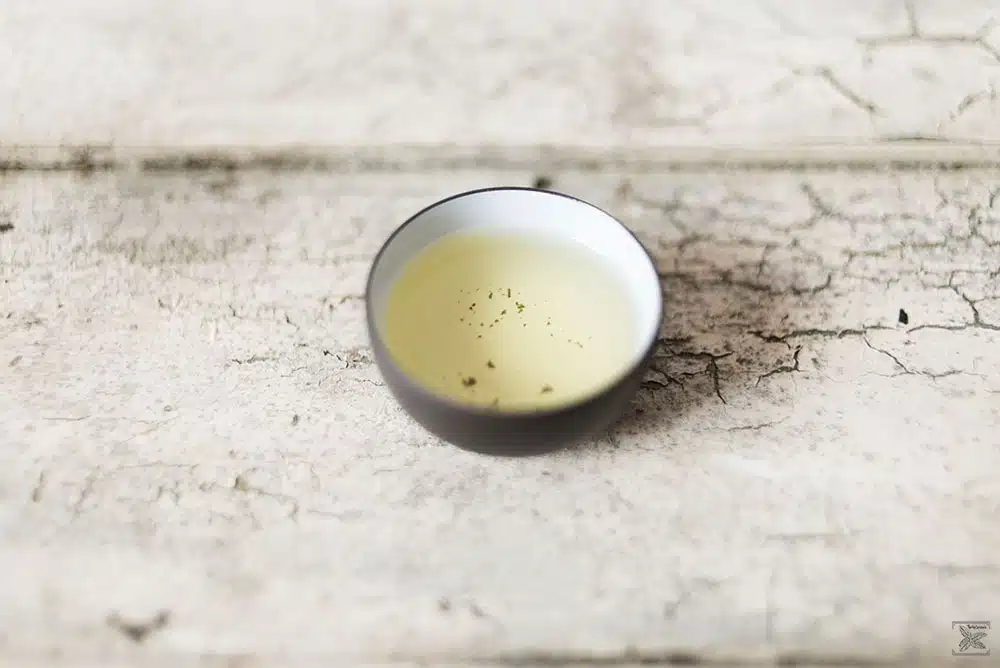 Czym jest cierpliwa herbata? Misty Green - zielona herbata: kolor naparu w czarce