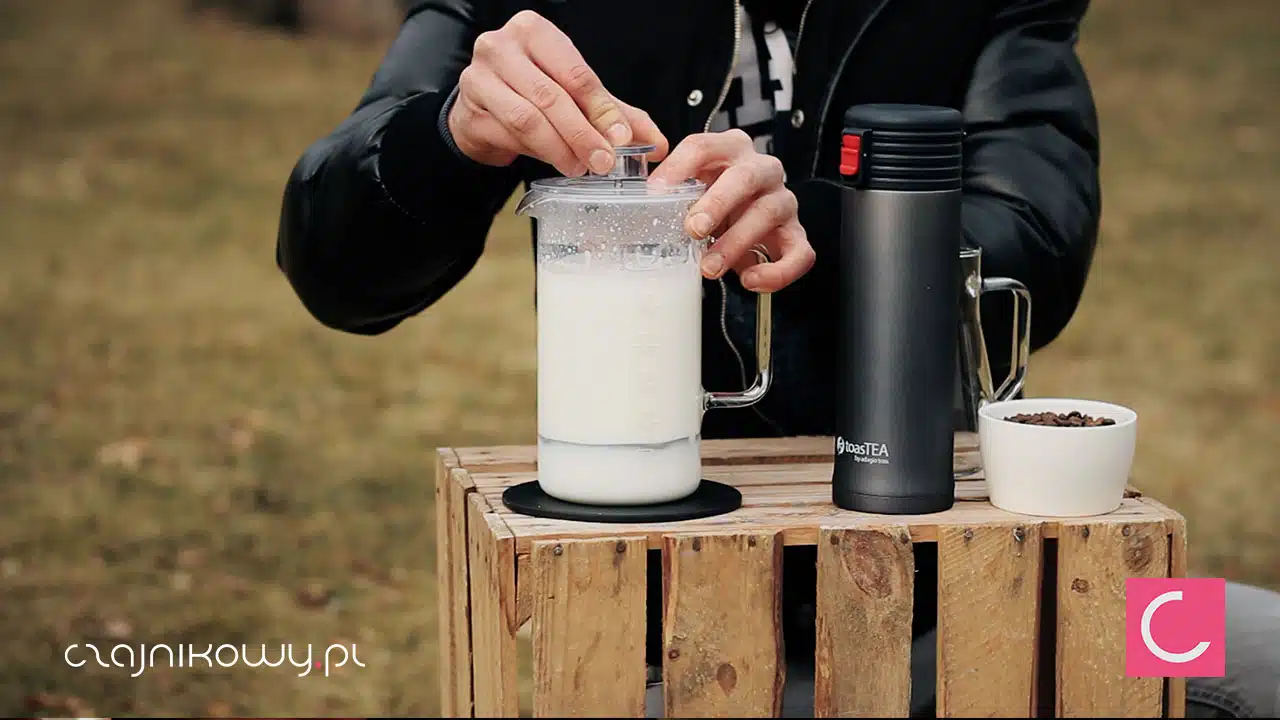 Jak dobrze spienić mleko do kawy? Czego użyć zamiast spieniacza?