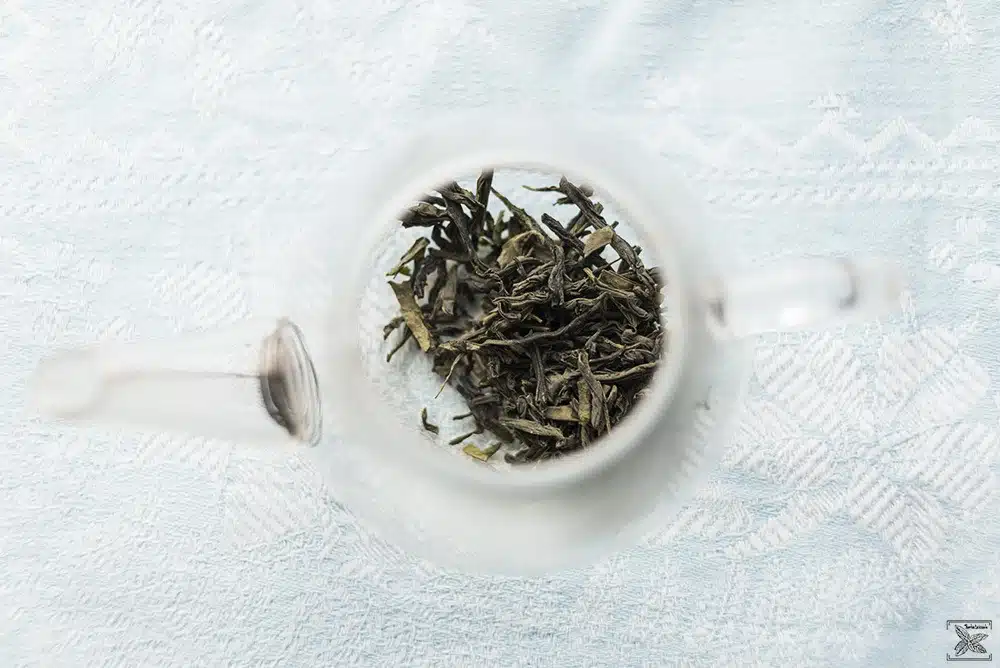Herbata zielona Lu An Gua Pian: susz w szklanym naczyniu