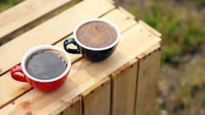 Kawa rozpuszczalna: działanie, produkcja, różnice w stosunku do mielonej
