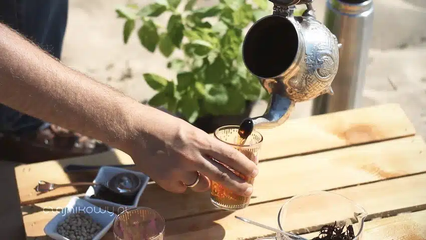 Herbata z Tunezji - przepis na miętową herbatę: mieszanie przez przelewanie