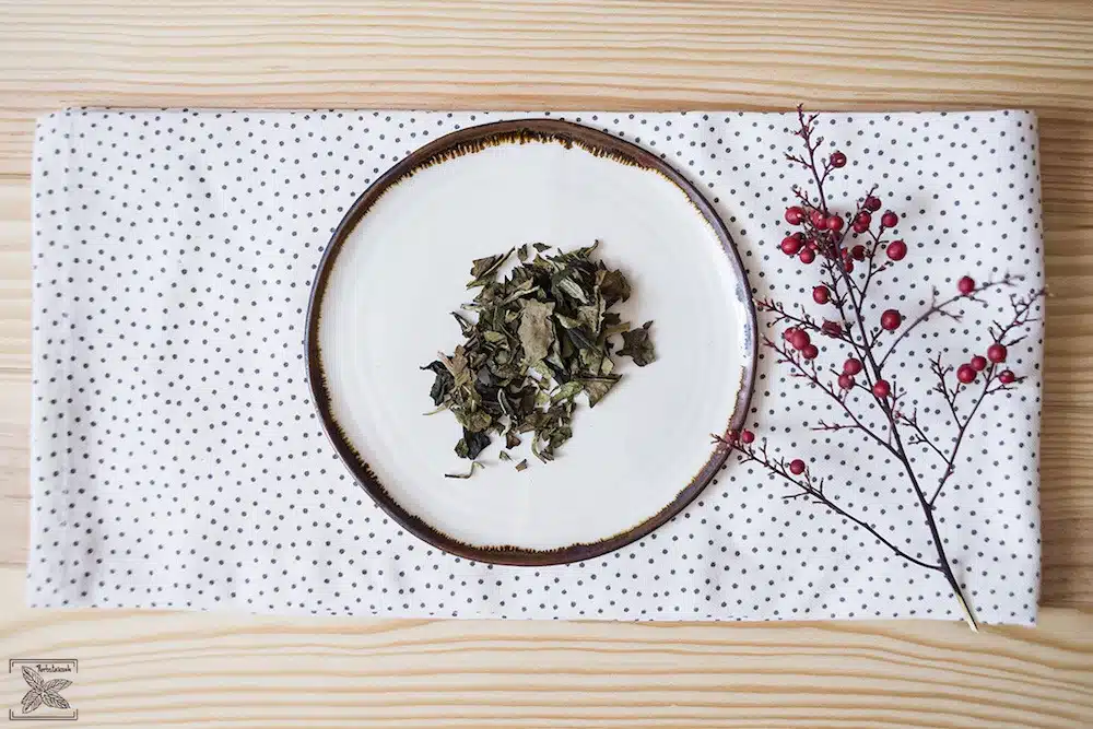 Biała wędzona herbata Pai mu tan Lapsang Fuding: liście (fusy)