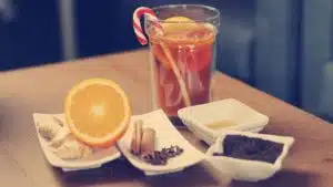 Przepis na świąteczną herbatę z pomarańczą i goździkami