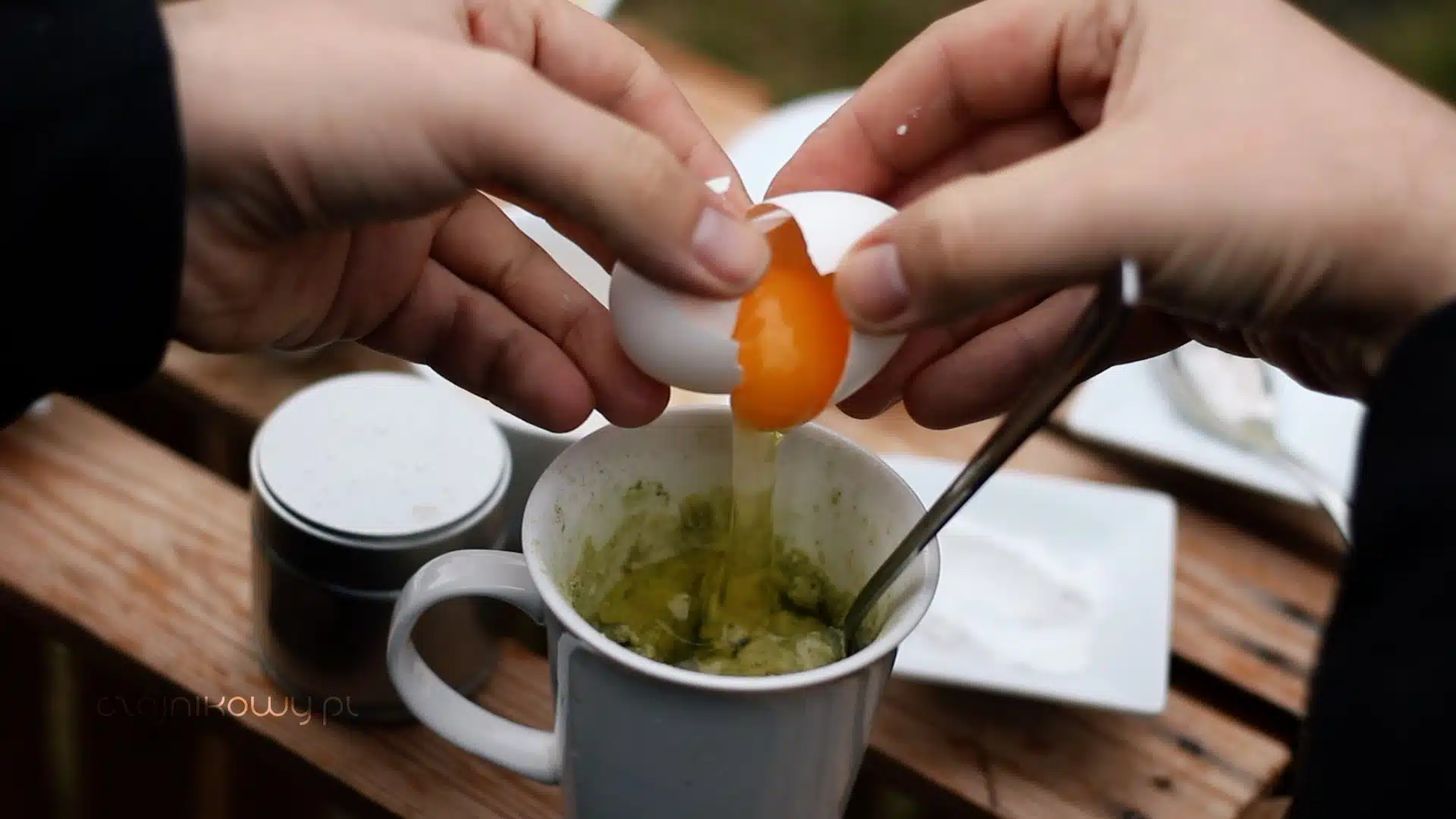 Przepis na babeczki z zieloną herbatą Matcha z mikrofalówki w 3 minuty: jajko