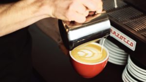 Latte art - wzory krok po kroku: tulipan