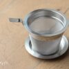 Zaparzacz sitko do herbaty metalowy z podstawką 8 cm