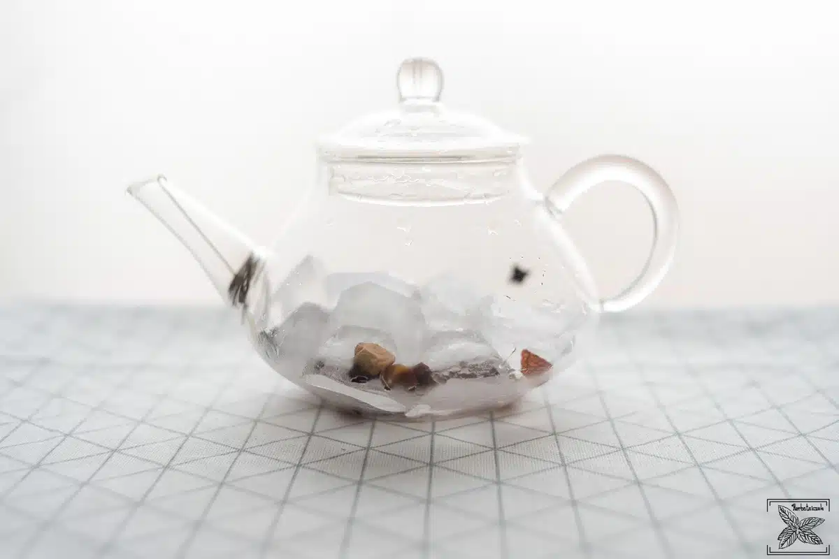 Parzenie herbaty kostkami lodu