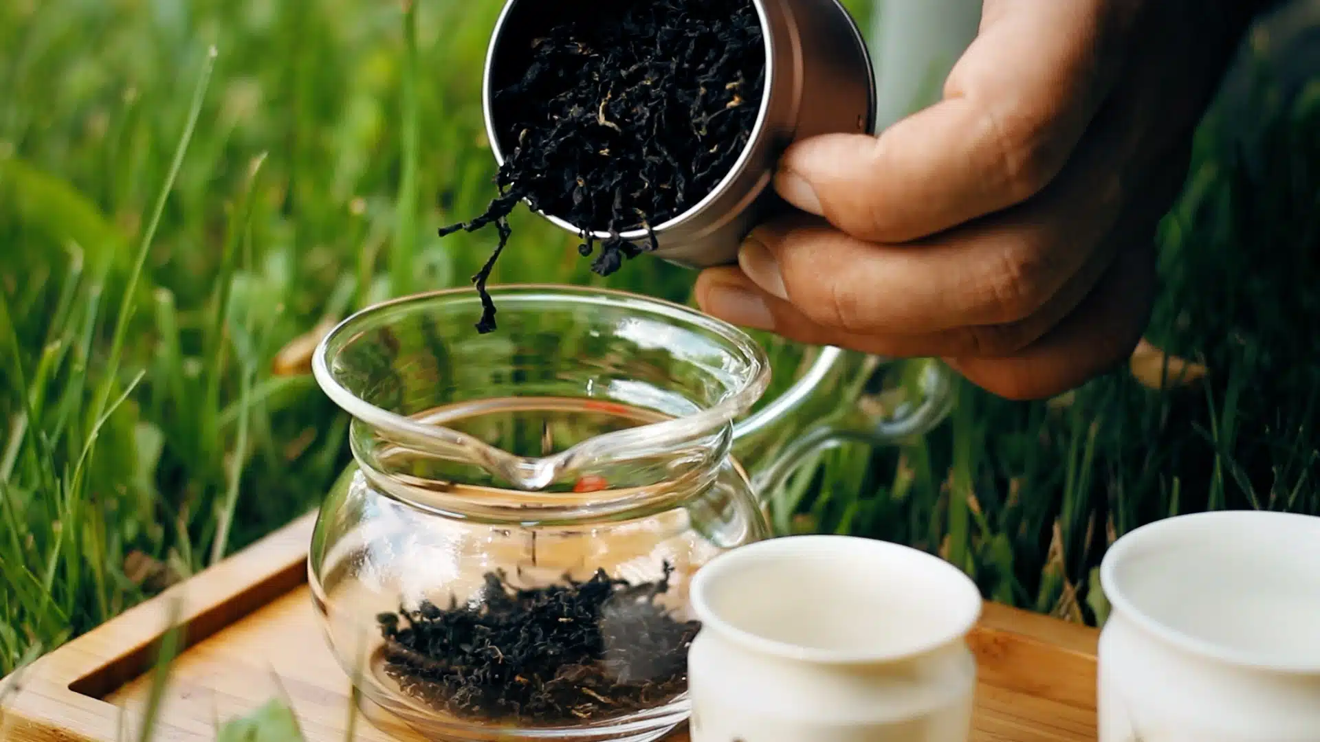 Szlachetna herbata produkowana z udziałem koników polnych