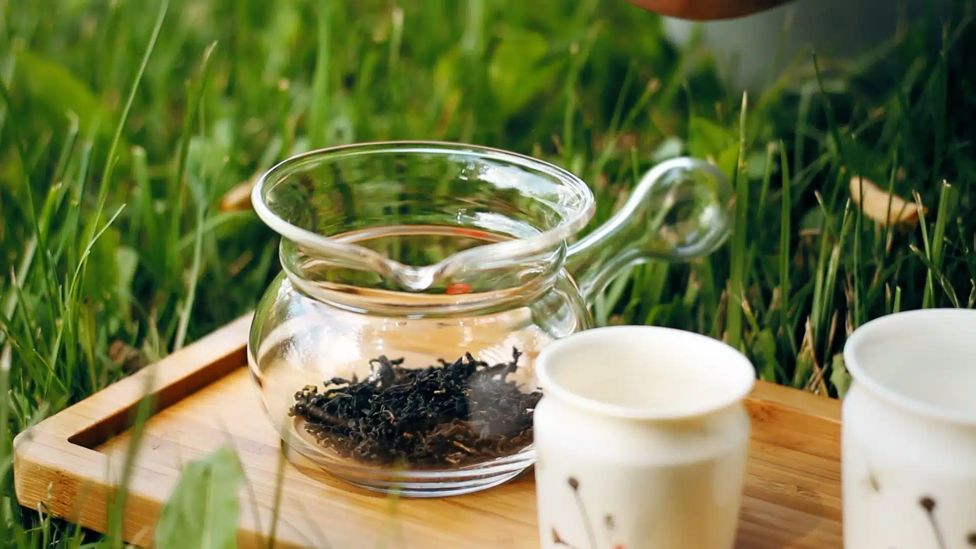 Szlachetna herbata produkowana z udziałem koników polnych: liście