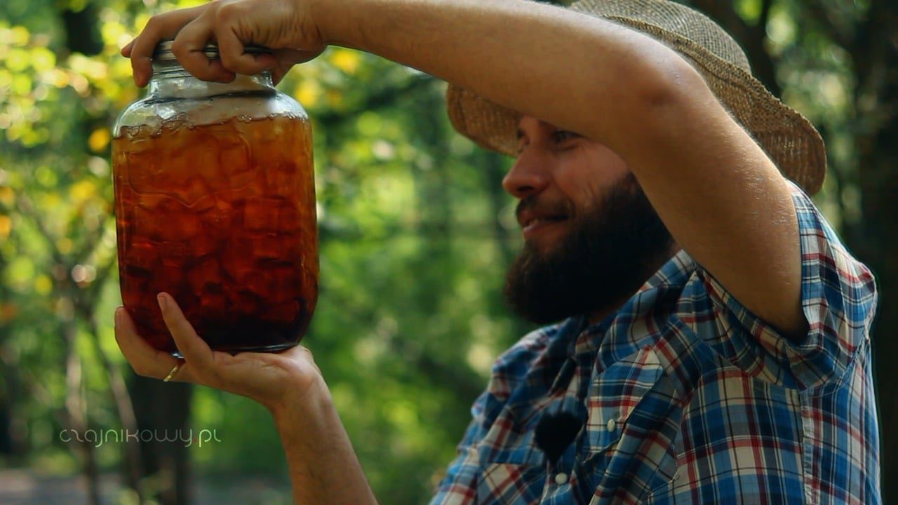 Przepis na oryginalną Sweet Ice Tea z Texasu - herbata prawie gotowa