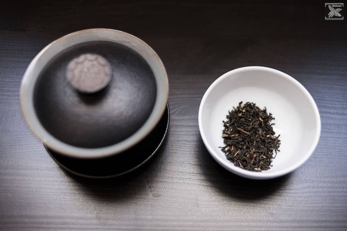 Herbata Vietnam Golden Tippy organiczna: liście i gaiwan