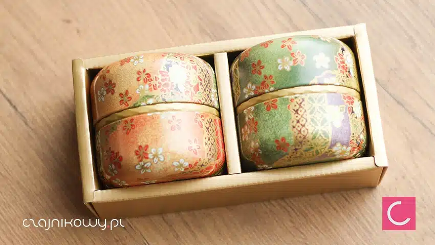 Zestaw japońskich puszek do herbaty Matcha Ruri: puszki w otwartym pudełku