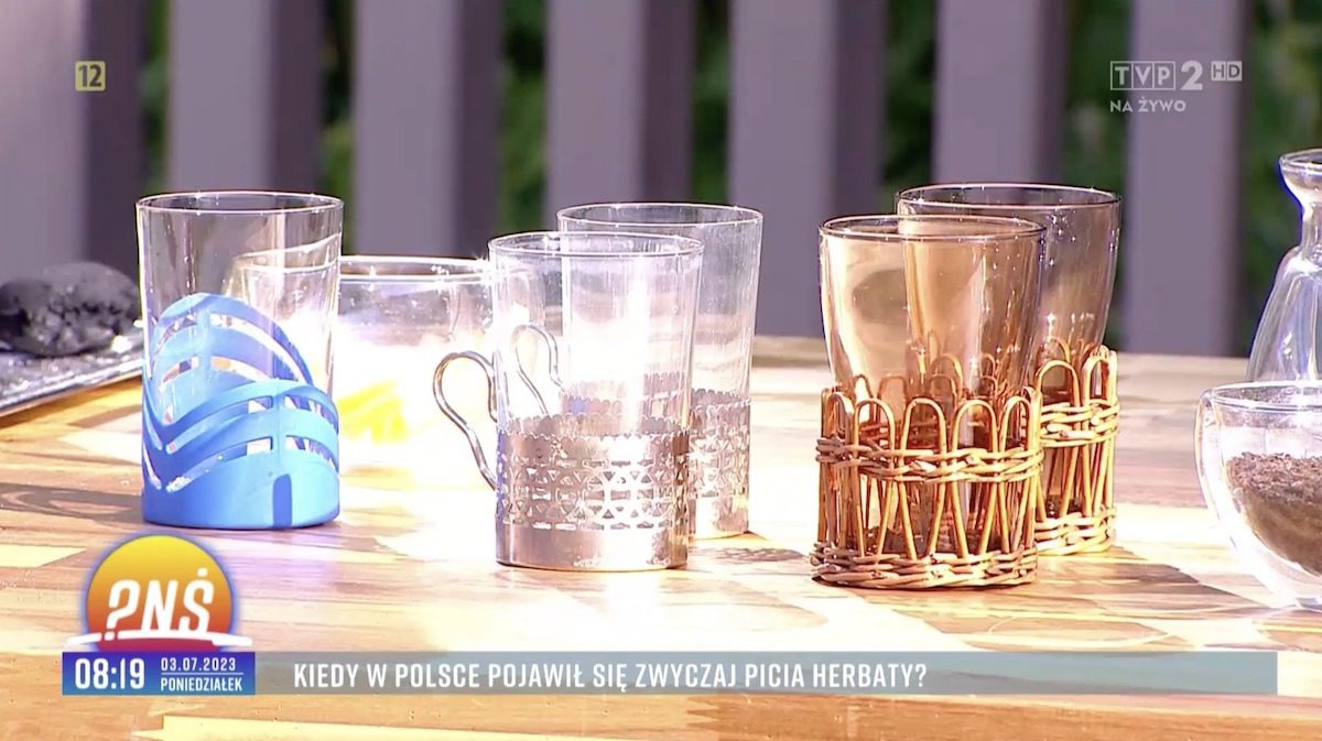 Historia i tradycja parzenia herbaty w Polsce - szklanki w koszyczku / fot. kadr z programu PNŚ 2023