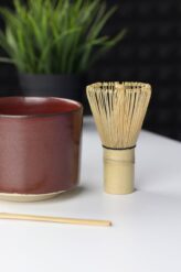 Zestaw do herbaty shoku: matcha, matchawan, chasen, chashaku, stojak